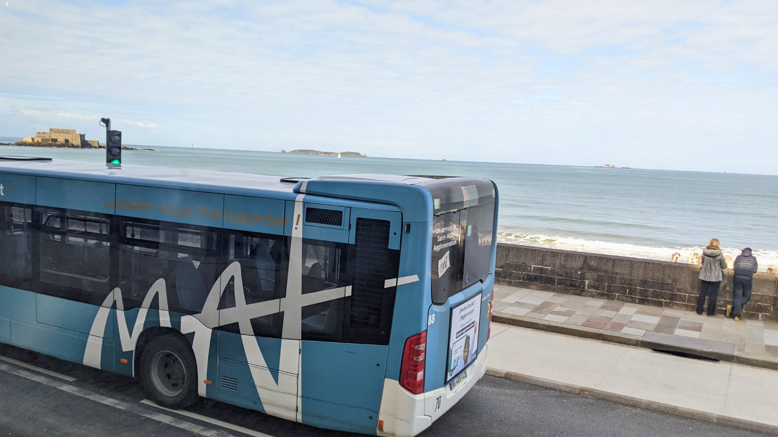 Véhicule MAT sur front de mer