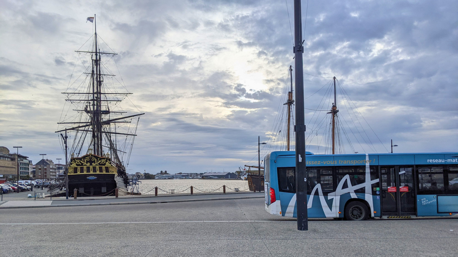 Bus MAT près de port